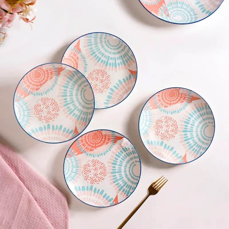 Piring makan bermotif sirkular.