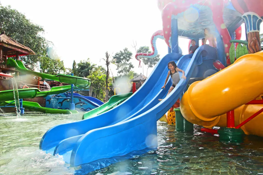 Anak meluncur di seluncuran air