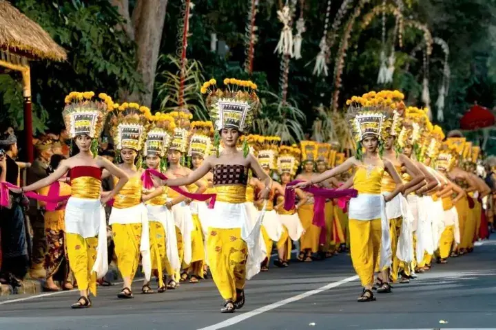 Tarian Bali dengan pakaian adat