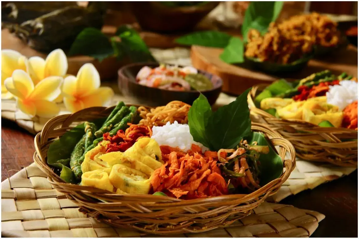 Nasi campur dalam keranjang anyaman