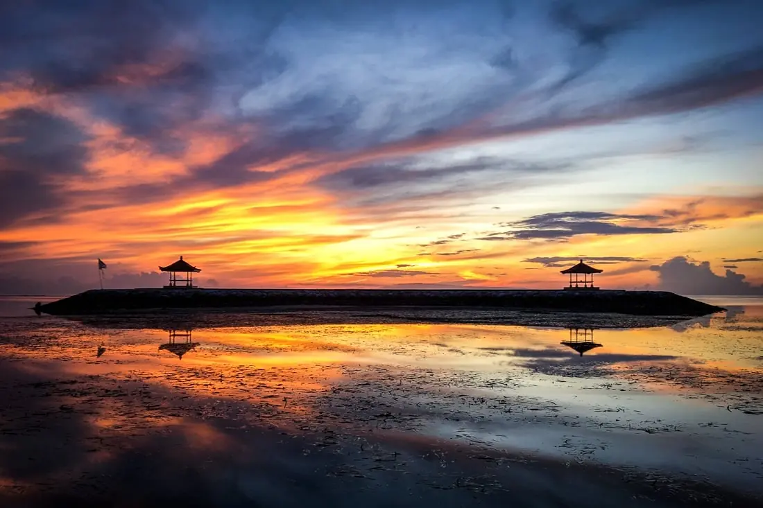 Senja pantai dengan gazebo refleksi