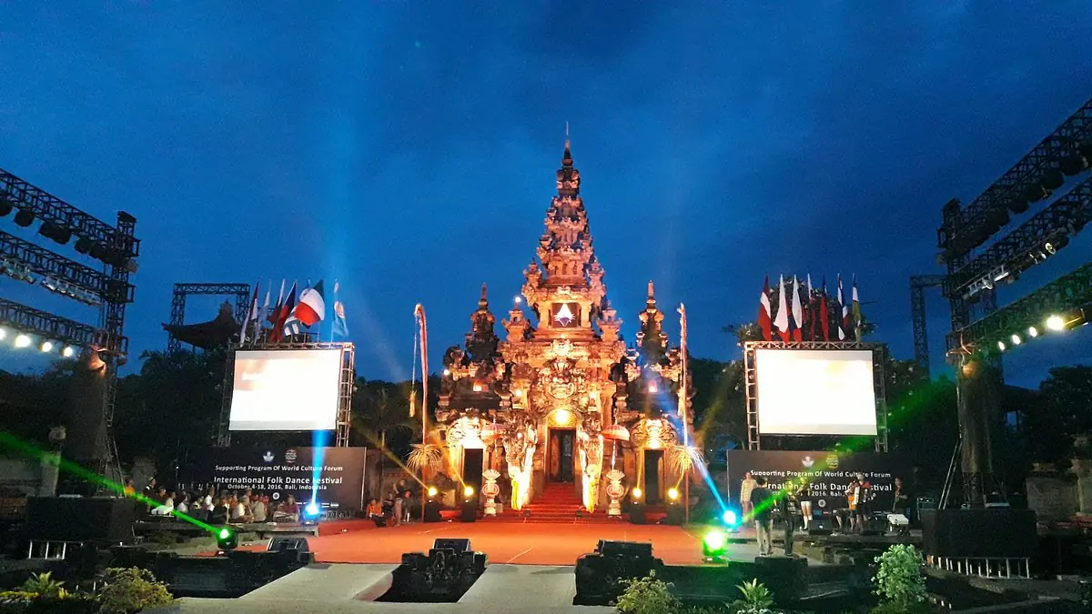 Panggung festival tari internasional malam hari