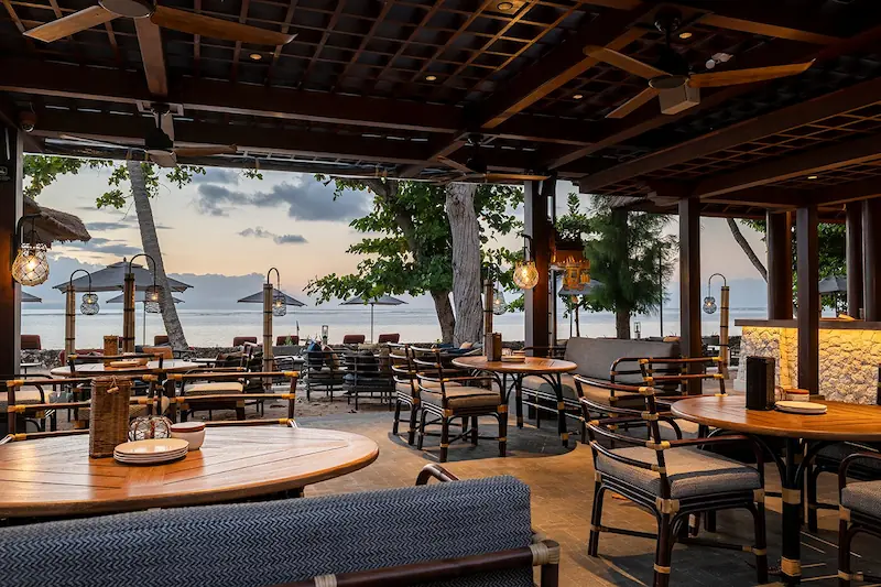Restoran tepi pantai saat senja
