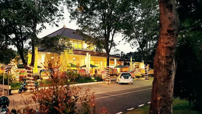 Bangunan rumah makan dengan dekorasi