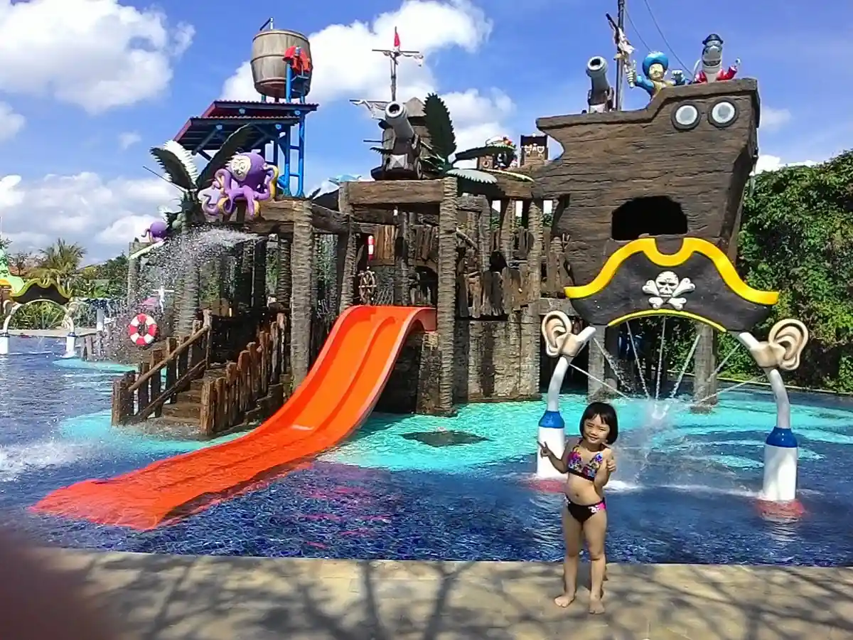 Anak bermain di waterpark bajak laut