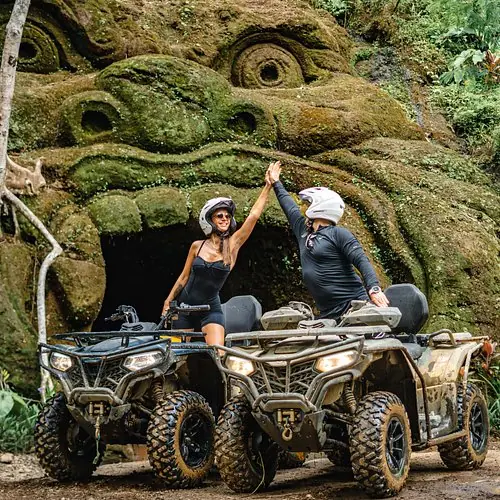 ATV couple berpose dekat patung