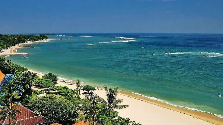 Pantai berpasir putih dan laut biru