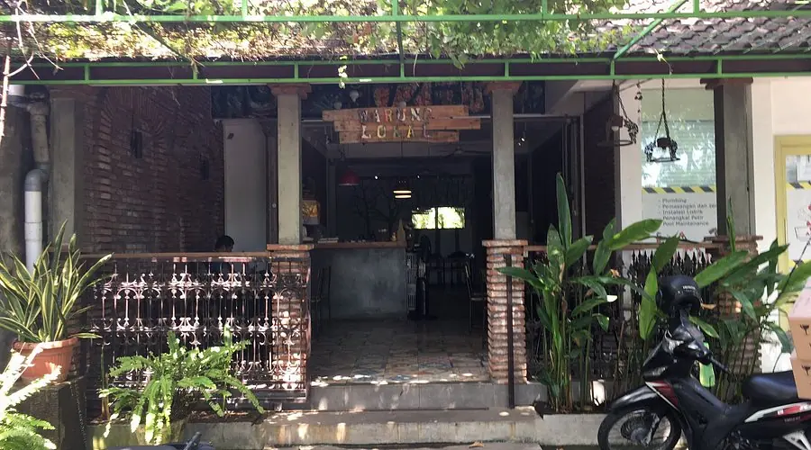 Warung Lokal depan rumah makan