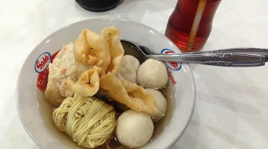 Bakso dengan mie dan pangsit