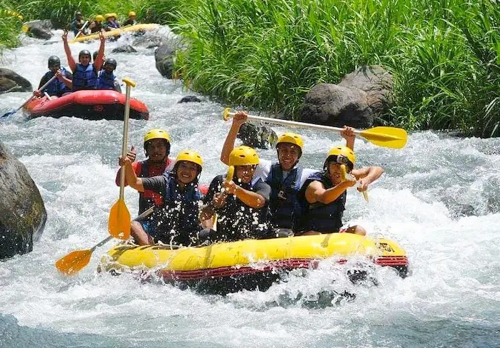 Orang arung jeram di sungai