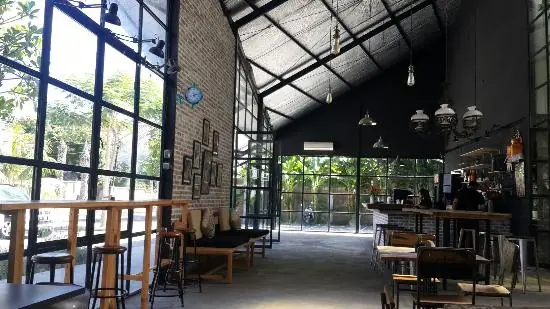 Kafe modern dengan jendela besar