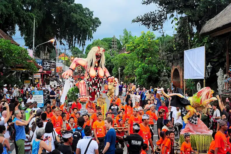 Prosesi ogoh-ogoh di jalan