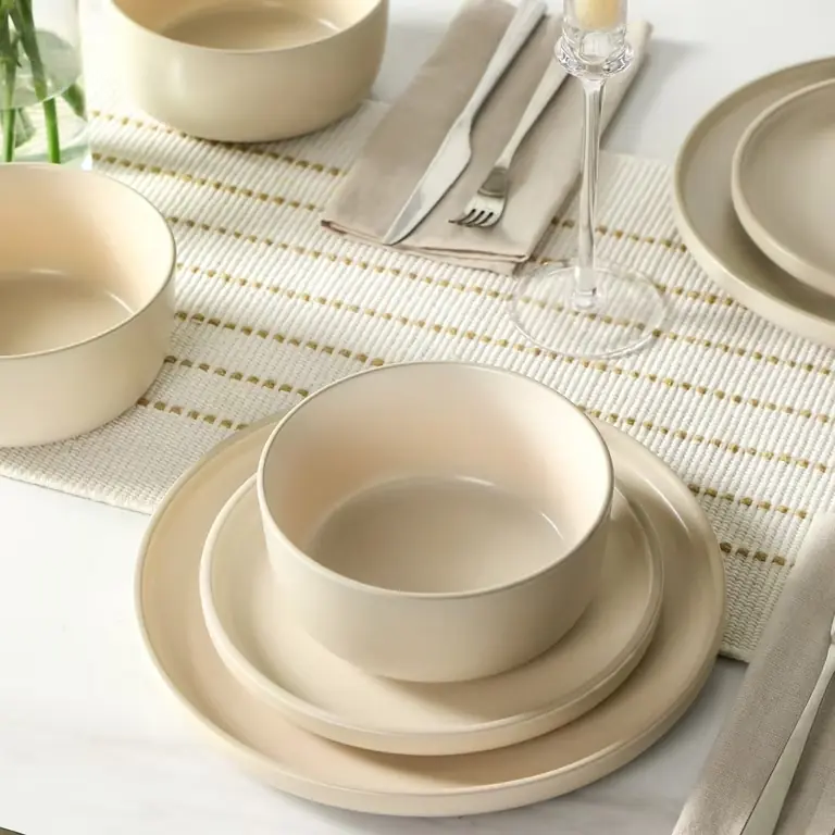 Set peralatan makan warna krem