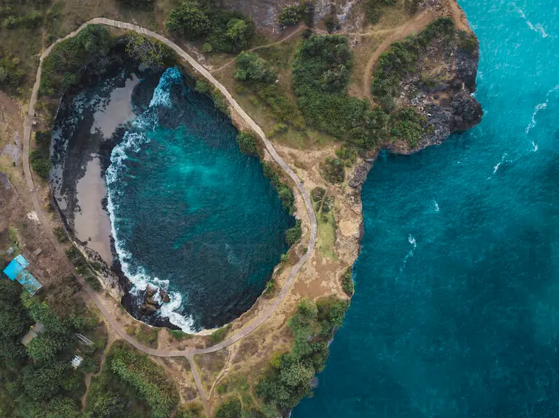 Lubang island dan laut biru