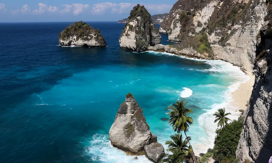 Pantai tropis dengan tebing curam