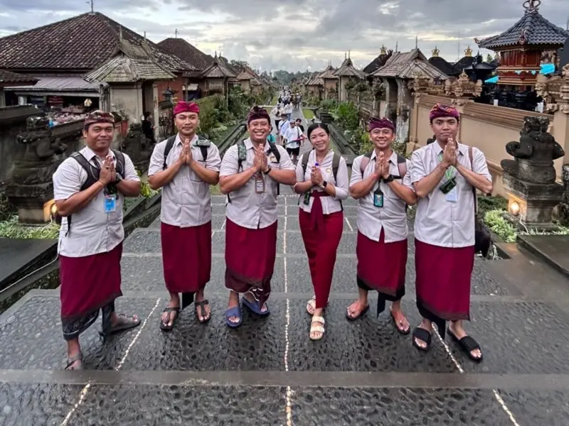 Orang-orang memberi salam di Bali