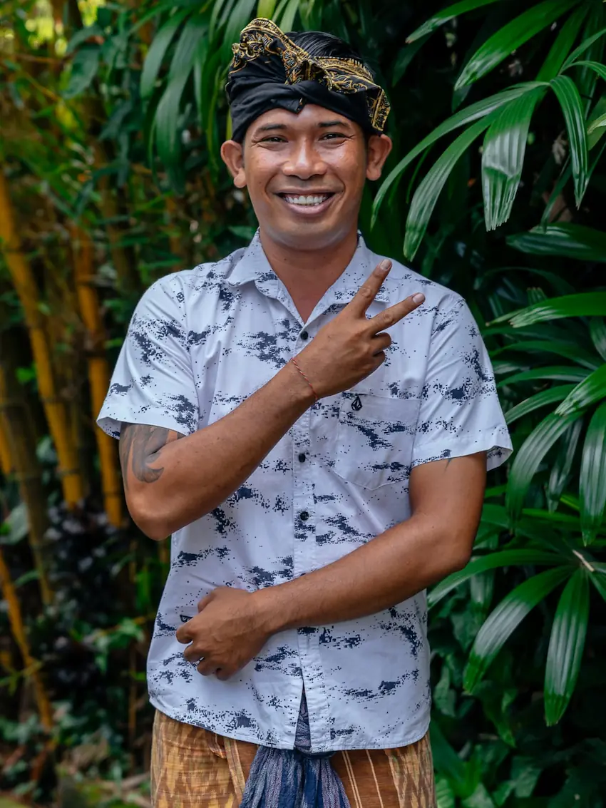Pria tersenyum dengan gestur damai