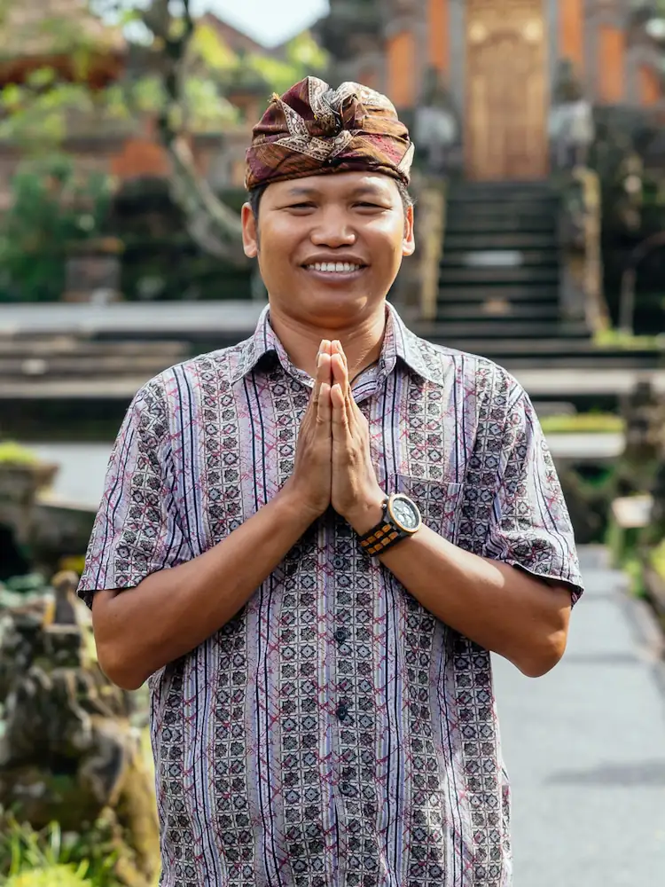 Pria Bali menyapa dengan sopan