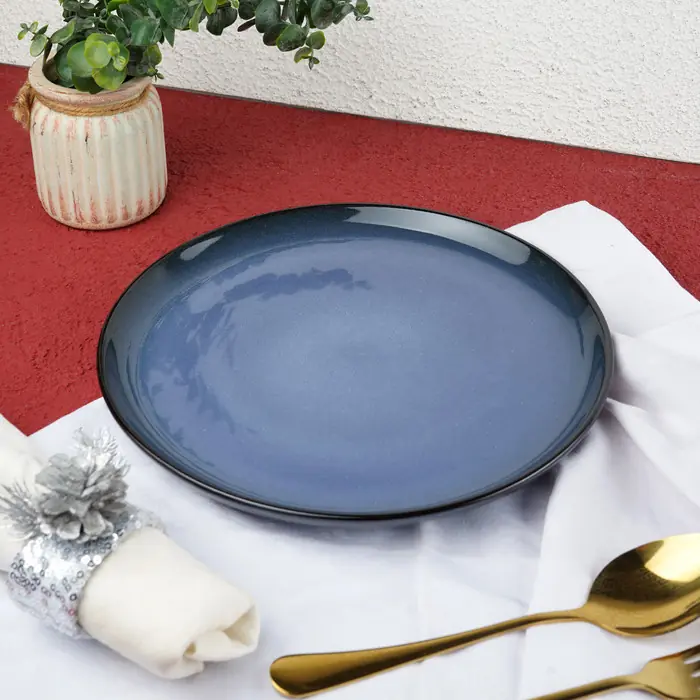 Piring makan biru elegan
